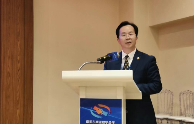 圖為中國電子商會副會長兼秘書長彭李輝宣讀倡議 圖為中國電子商會副會長兼秘書長彭李輝宣讀倡議